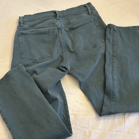 GAP Straight Fit High-Rise Mom Jeans - Picture 3 of 4